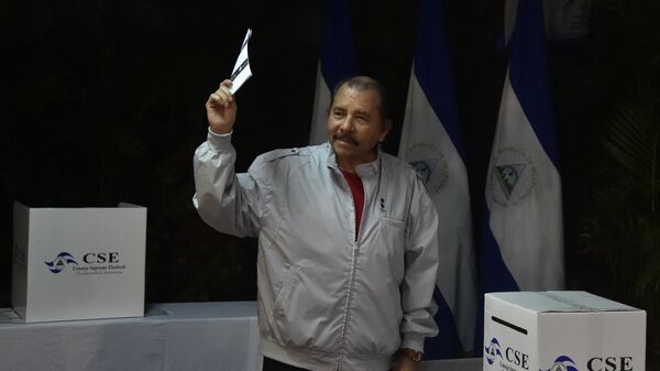 Президент Никарагуа Даниэль Ортега участвует в голосовании во время президентских выборов. 6 ноября 2016 года