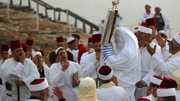 Иудеи молятся а вершине горы Гаризим во время праздника Шавуот