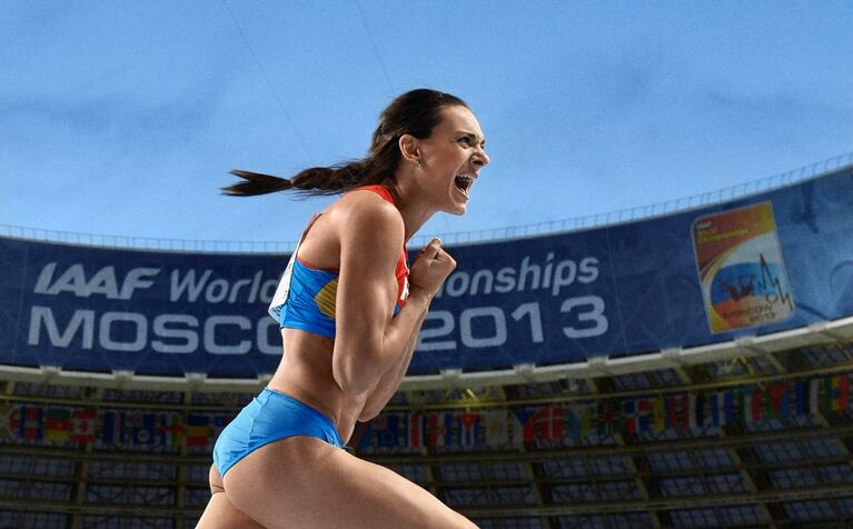 Елена Исинбаева в финальных соревнованиях по прыжкам с шестом среди женщин на чемпионате мира по легкой атлетике в Москве