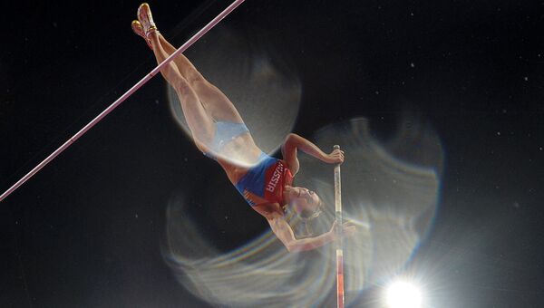 Российская спортсменка Елена Исинбаева во время финальных соревнований по прыжкам с шестом на XXX летних Олимпийских играх в Лондоне. Август 2012 года