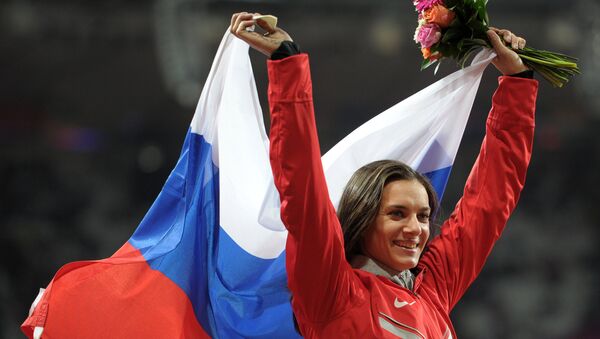 Российская спортсменка Елена Исинбаева, завоевавшая бронзовую медаль в соревнованиях по прыжкам с шестом на XXX летних Олимпийских играх в Лондоне