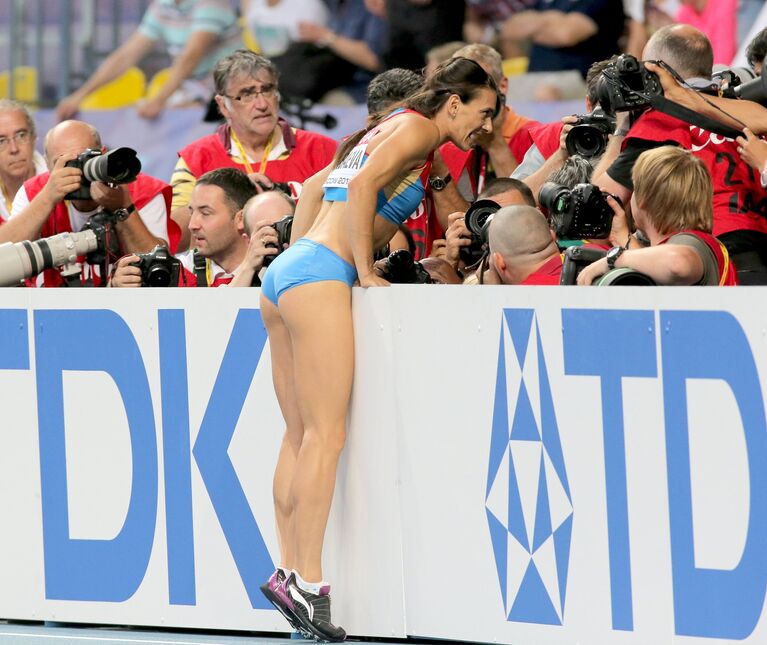 Россиянка Елена Исинбаева в финальных соревнованиях по прыжкам с шестом среди женщин на чемпионате мира по легкой атлетике в Москве