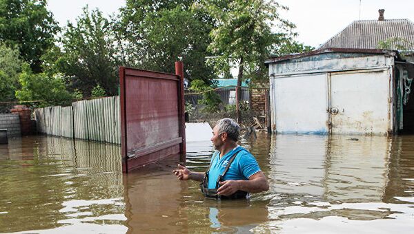 Житель поселка Левокумка Ставропольского края, пострадавшего в результате паводка. Архивное фото