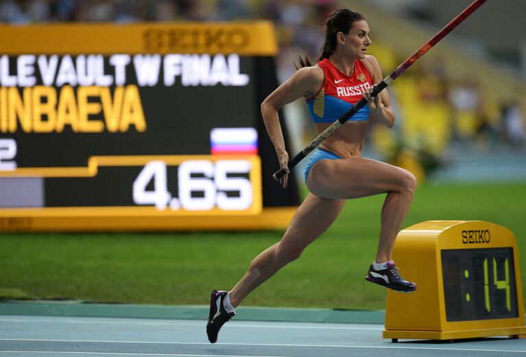 Елена Исинбаева в финальных соревнованиях по прыжкам с шестом среди женщин на чемпионате мира по легкой атлетике в Москве