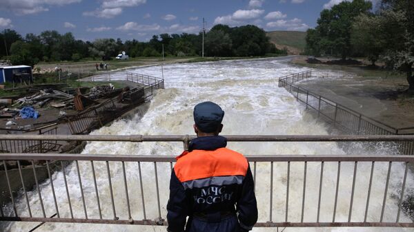 Сброс воды в аварийном режиме с водохранилища в селе Отказное в Ставропольском крае