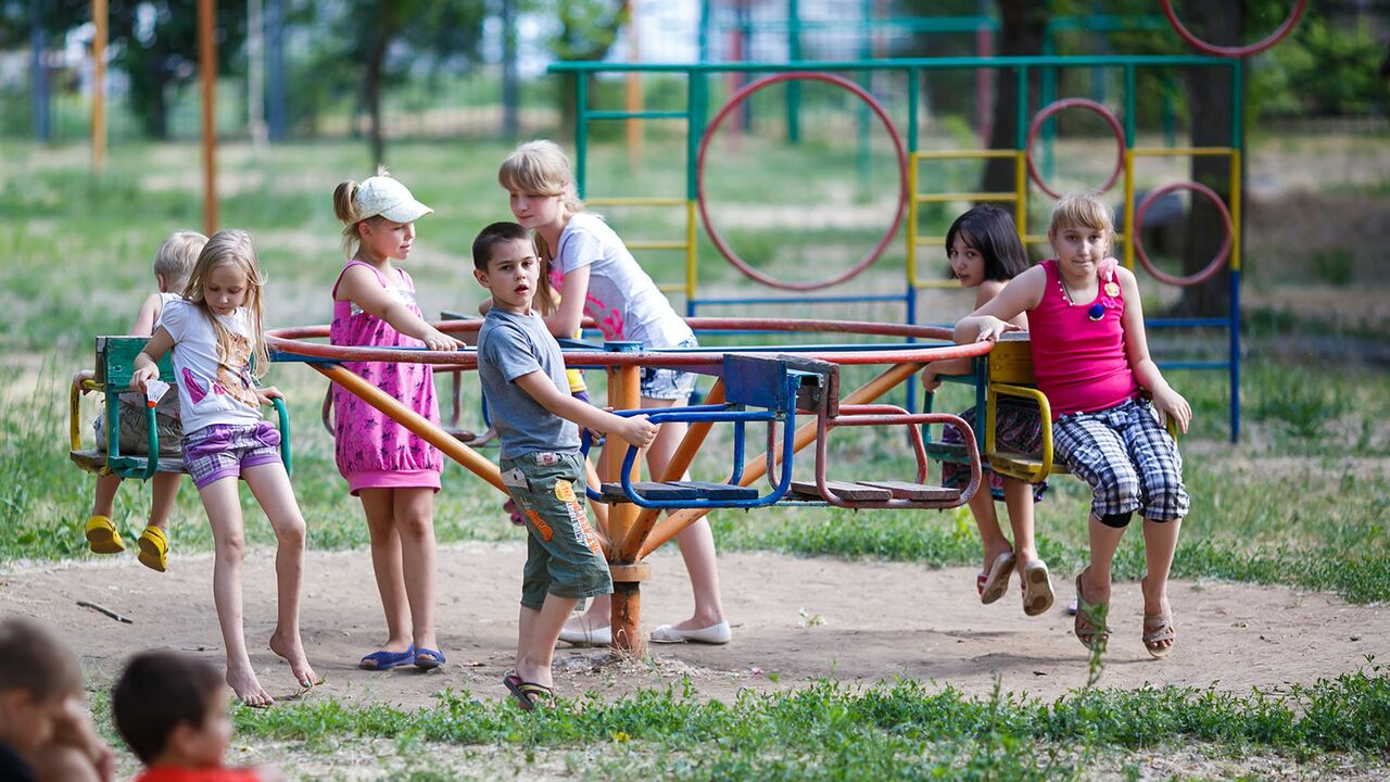 Дети играют на площадке фото