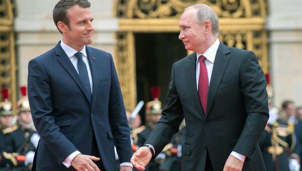 Президент России Владимир Путин и президент Франции Эммануэль Макрон во время встречи в Париже. 29 мая 2017