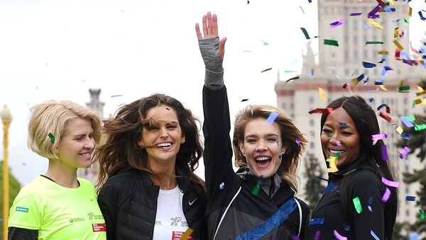 Креативный директор компании Подиум-маркет Полина Киценко, модель Изабель Гулар, основатель фонда Обнаженные сердца Наталья Водянова и модель Наоми Кэмпбелл (слева направо) перед стартом благотворительного зеленого марафона Бегущие сердца.