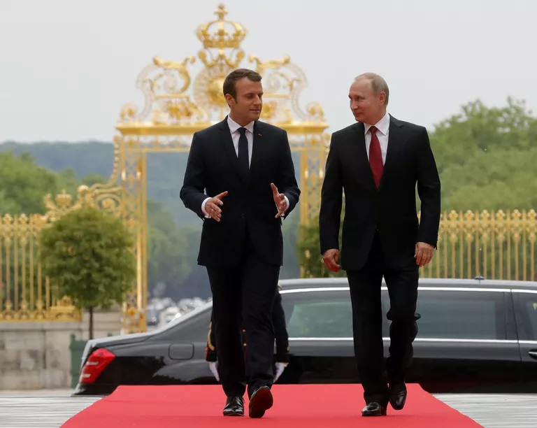 Президент РФ Владимир Путин и президент Франции Эммануэль Макрон во время встречи в Париже. 29 мая 2017 Президент РФ Владимир Путин и президент Франции Эммануэль Макрон во время встречи в Париже. 29 мая 2017
