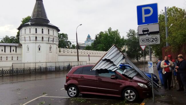 Автомобиль, пострадавший в результате урагана в Москве. Архивное фото