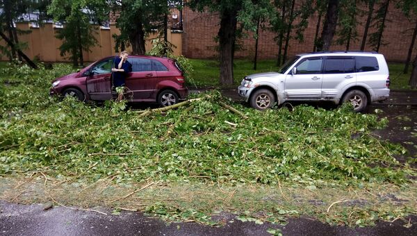 Автомобили, пострадавшие в результате урагана в Москве