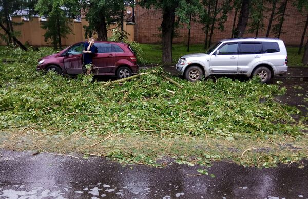 Автомобили, пострадавшие в результате урагана в Москве
