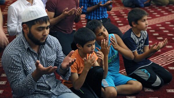 Мусульмане во время священного месяца Рамадан. Архивное фото