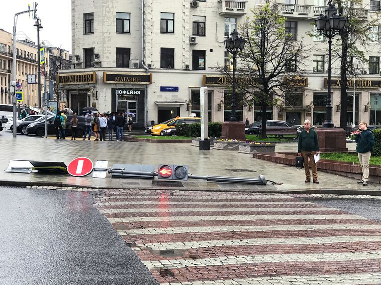 Поваленный ураганом светофор на Тверском бульваре в Москве