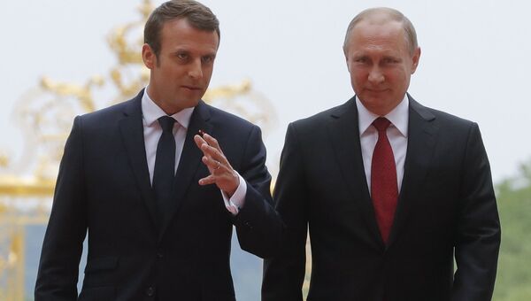 Президент РФ Владимир Путин и президент Франции Эммануэль Макрон во время встречи в Париже. Архивное фото