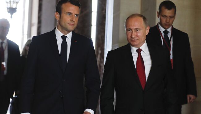 Президент РФ Владимир Путин и президент Франции Эммануэль Макрон во время встречи в Версальском дворце. 29 мая 2017