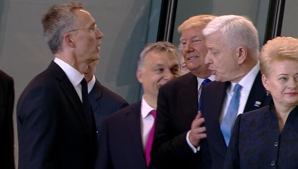 Президент США Дональд Трамп и премьер-министр Черногории Душко Маркович на саммите НАТО в Брюсселе. 25 мая 2017