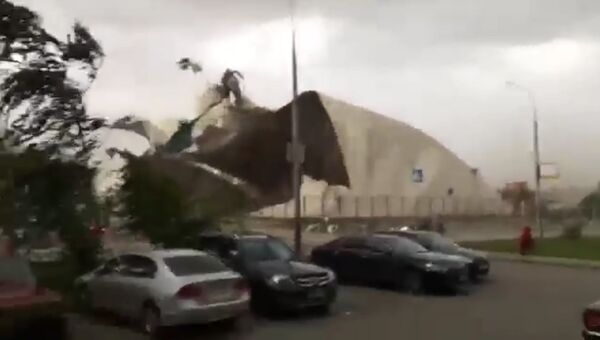 Ураган срывал крыши зданий и ломал деревья в Москве. Съемки очевидцев