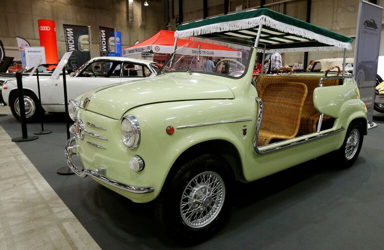 Автомобиль Fiat 600 Jolly на выставке классических автомобилей в швейцарском Люцерне