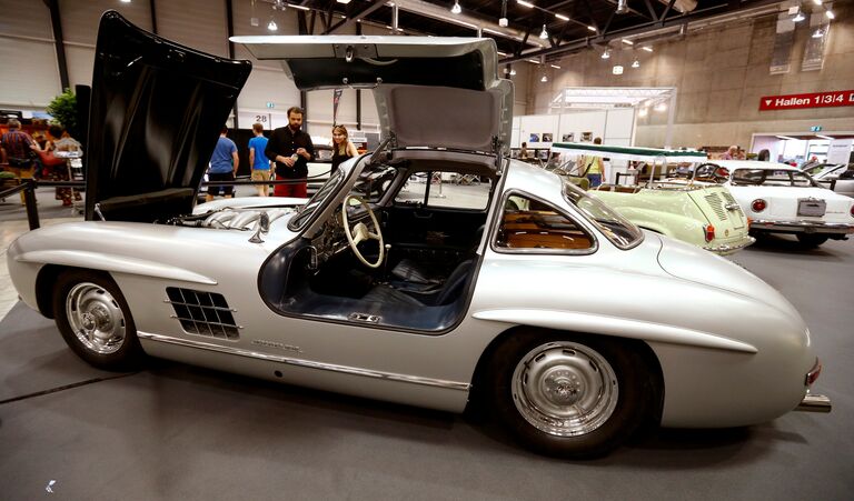 Автомобиль Mercedes-Benz 300 SL Gullwing на выставке классических автомобилей в швейцарском Люцерне