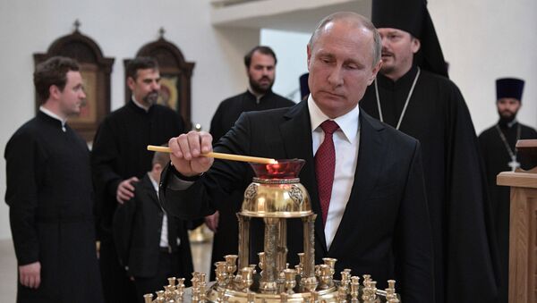 Президента РФ Путин во время посещения Российского духовно-культурного центра в Париже