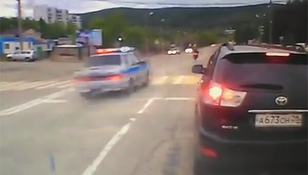 Стоп-кадр с видеозаписи погони полиции за мотоциклистом на федеральной трассе Лена в Амурской области