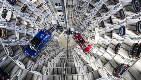 Автомобили Volkswagen на складе в Вольфсбурге. Архивное фото