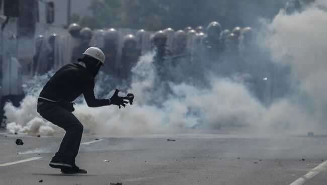 Столкновения демонстрантов с ОМОНом в Каракасе. Архивное фото