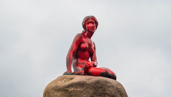 Статую Русалочки окрасили в красный цвет в Копенгагене. Дания, 30 мая 2017
