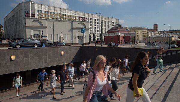 Прохожие на Арбатской площади в Москве