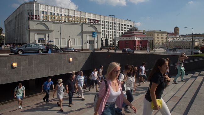 Прохожие на Арбатской площади в Москве