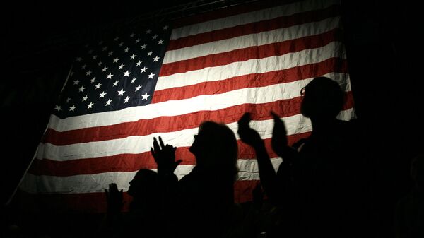 Люди на фоне американского флага