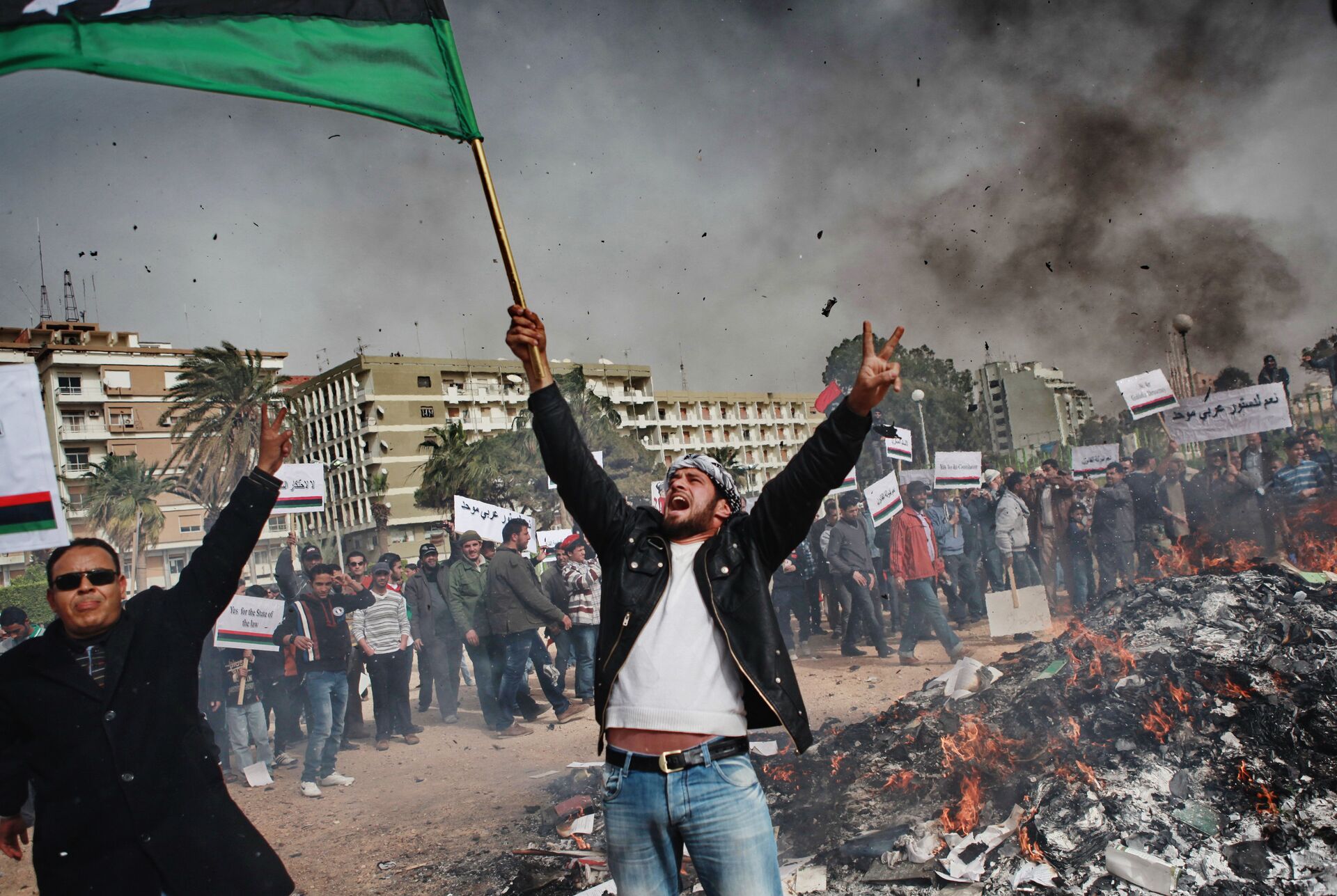 Жители Бенгази сжигают портреты Муамара Каддафи, плакаты с его цитатами и Зеленую книгу Каддафи - РИА Новости, 1920, 19.10.2021