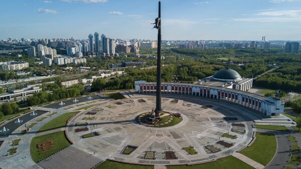 Центральный музей Великой Отечественной войны и обелиск на площади Победителей на Поклонной горе в Москве