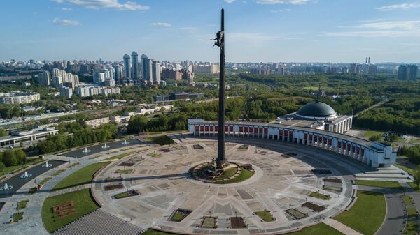 Центральный музей Великой Отечественной войны и обелиск на площади Победителей на Поклонной горе в Москве