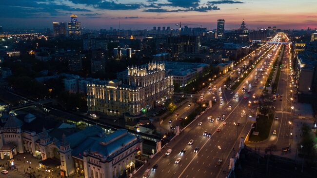 Автомобильное движение на Ленинградском проспекте в Москве. Архивное фото