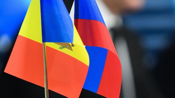 Флаги Молдавии и России на пресс-конференции 
