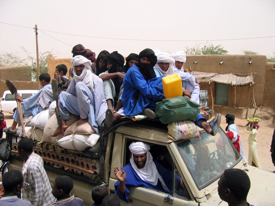 Автомобиль с беженцами в Агадесе, недалеко от границы Ливии и Алжира. 5 июля 2007