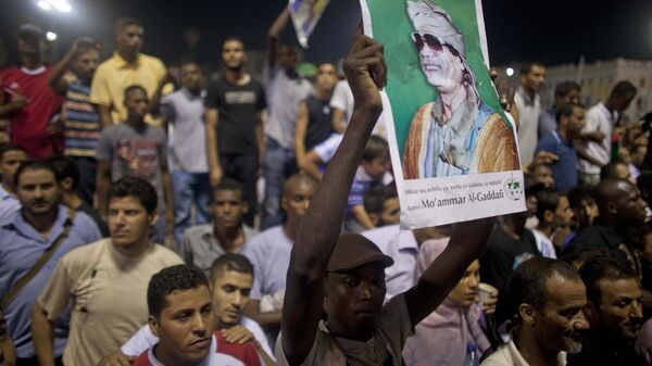 Сторонники Муаммара Каддафи собрались на площади в Триполи. 17 августа 2011