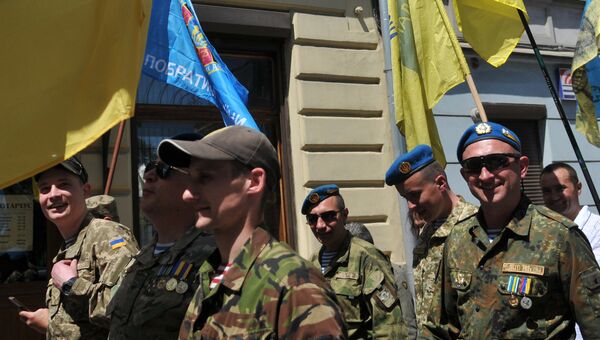 Украинские военные на марше во Львове. Архивное фото