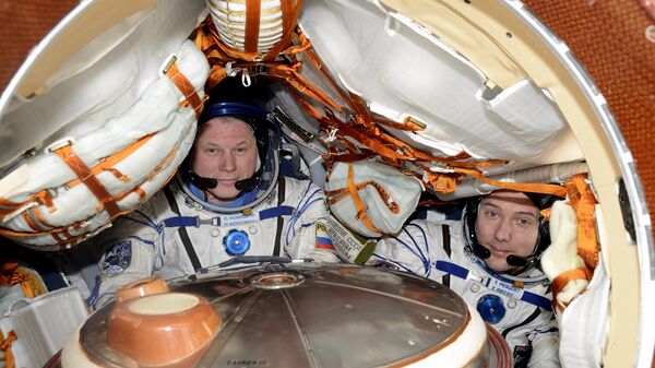 Проверка скафандров и корабля перед возвращением на Землю космонавта Олега Новицкого и Тома Песке