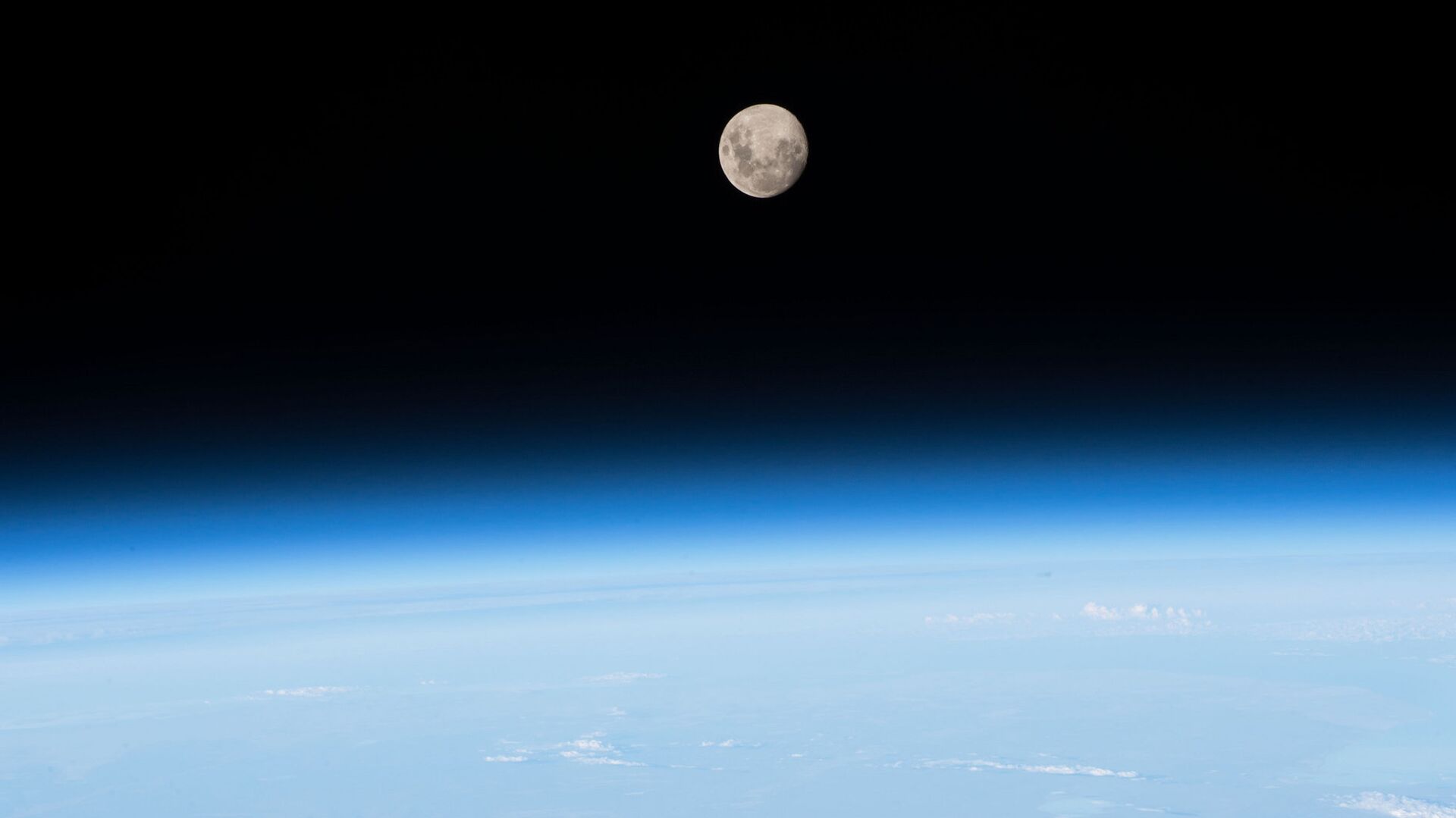 Снимок Луны снятый с МКС  - РИА Новости, 1920, 19.05.2021
