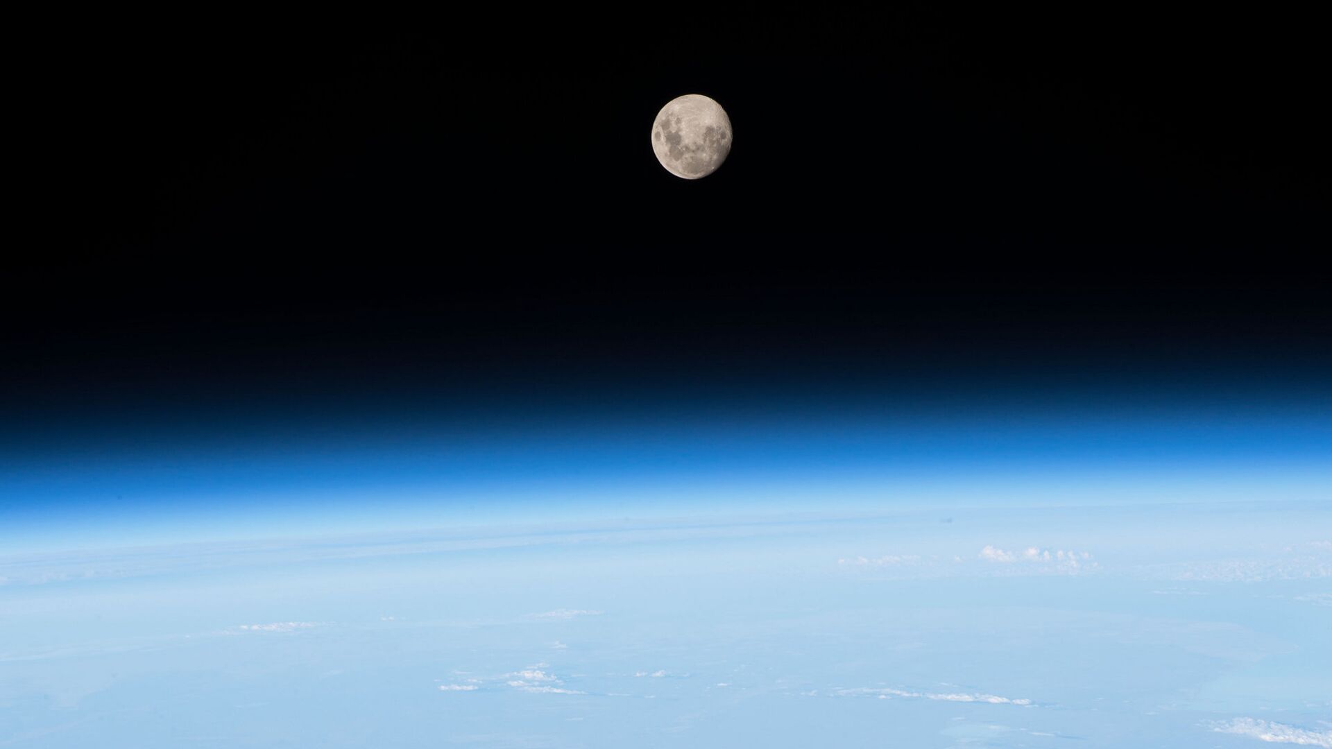 Снимок Луны снятый с МКС  - РИА Новости, 1920, 19.05.2021