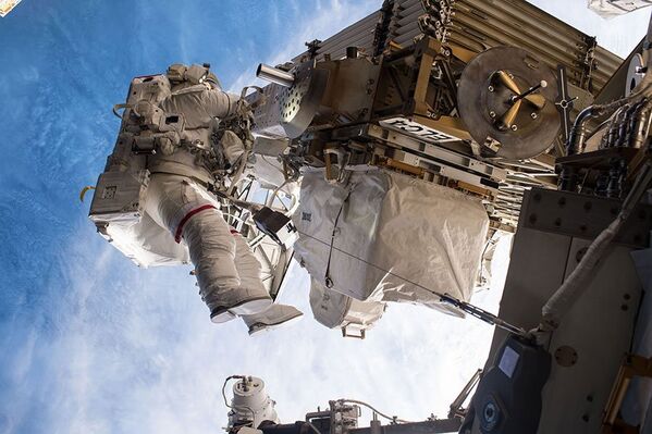 Астронавт НАСА Пегги Уитсон во время выхода в открытый космос 12 мая 2017