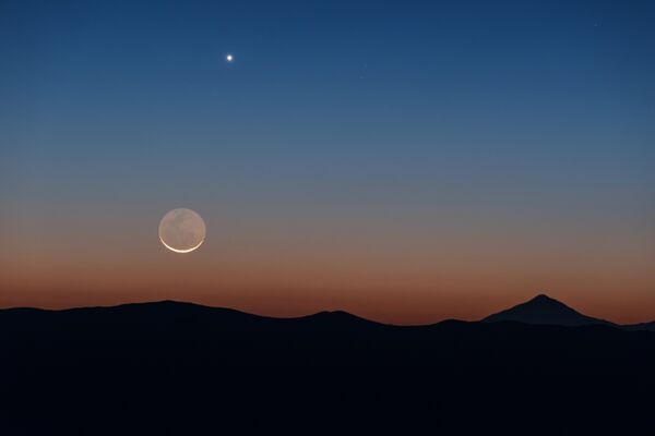 Снимок Луны и Венеры, сделанный в Паранальской обсерватории в Чили