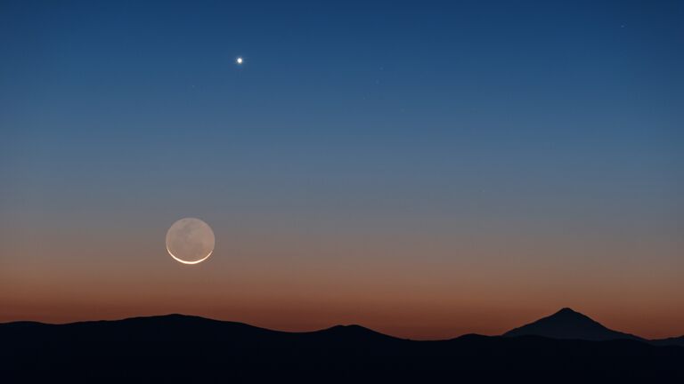 Снимок Луны и Венеры, сделанный в Паранальской обсерватории в Чили