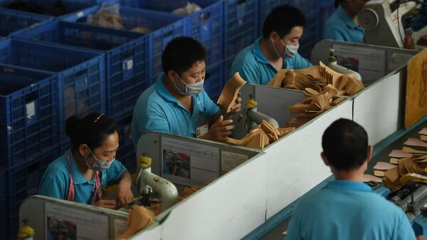 Рабочие на китайской фабрике, производящей обувь для бренда Иванки Трамп. Архивное фото