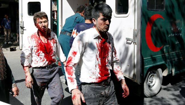 Пострадавшие на месте взрыва в Кабуле, Афганистан. 31 мая 2017