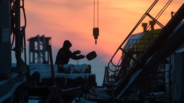 Сотрудник работает на буровой установке Ванкорского нефтегазового месторождения в Красноярском крае. Архивное фото