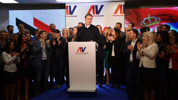 Председатель правительства Сербии Александр Вучич, лидирующий на выборах президента Сербии, в предвыборном штабе в Белграде